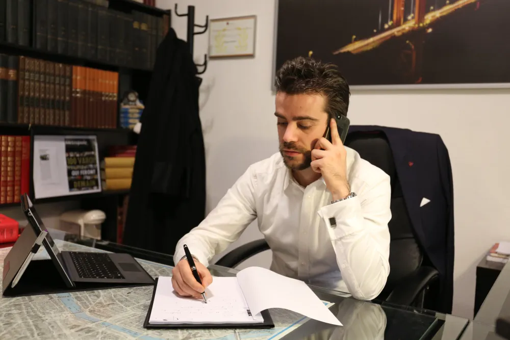 <span class="text-gold text-3xl md:text-5xl lg:text-7xl ">Avocat au Barreau de Toulon en Droit Pénal et Famille.</span>